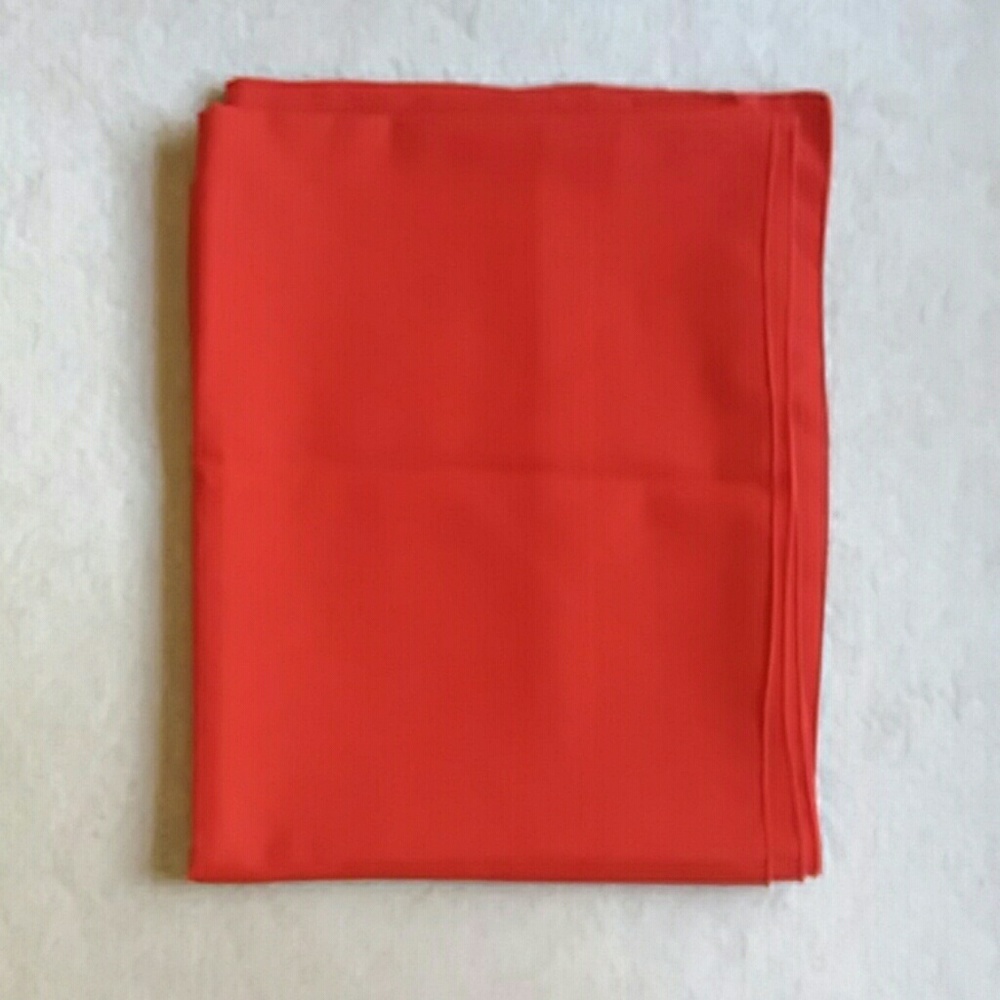 Red tablecloth - Picture 2 of 4
